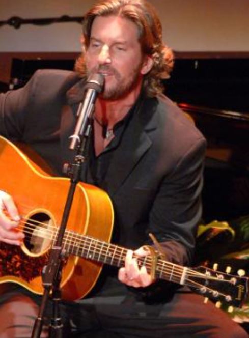 Brett James, morto in un incidente aereo il cantautore country: aveva 57 anni