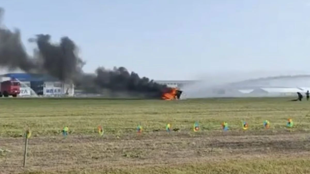Terribile scontro in volo, fumo e fiamme all’improvviso: immagini agghiaccianti (VIDEO)