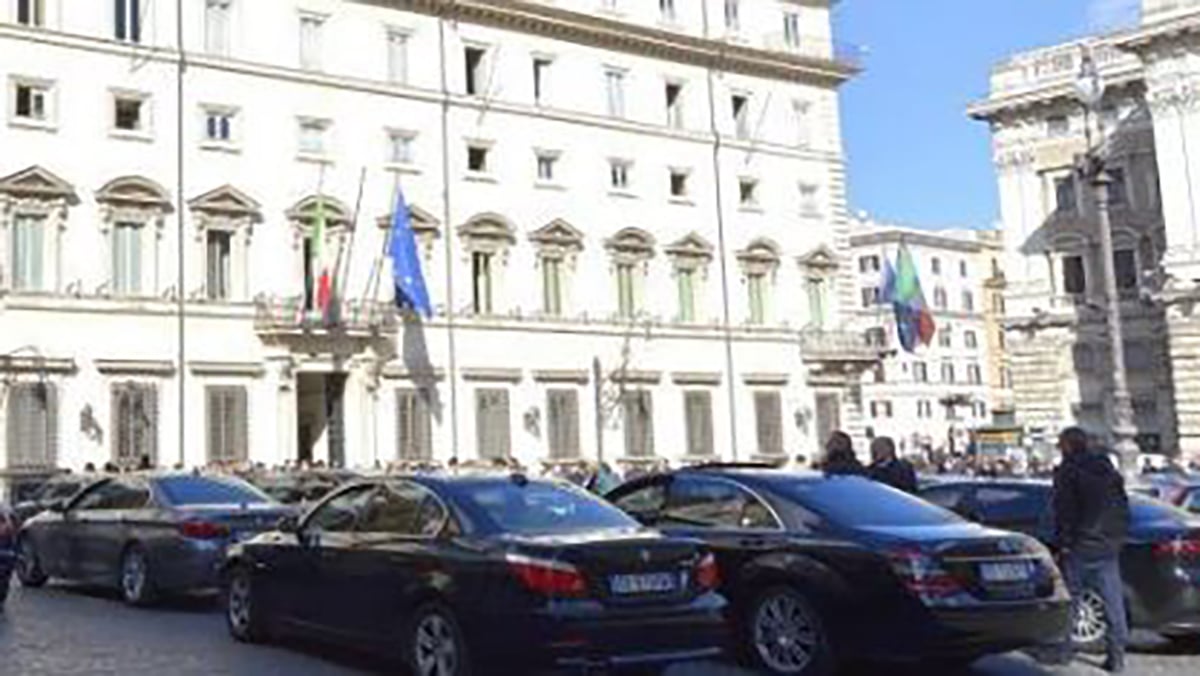 Auto blu e consulenze, arriva la ‘stangata’ per i politici italiani: cosa succede