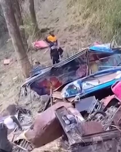 Autobus precipita in un burrone, è tragedia: bilancio pesantissimo in Sri Lanka