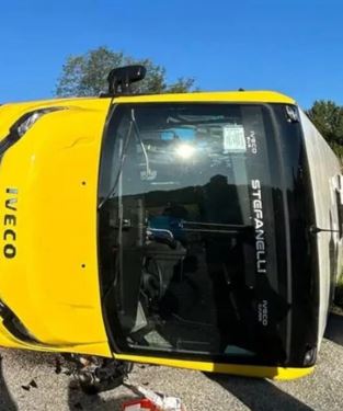 Frontale spaventoso, si ribalta uno scuolabus a Udine