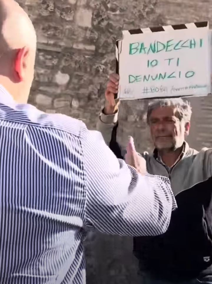 Alta tensione dopo le parole su Gaza rissa sfiorata tra i manifestanti e il politico (VIDEO)