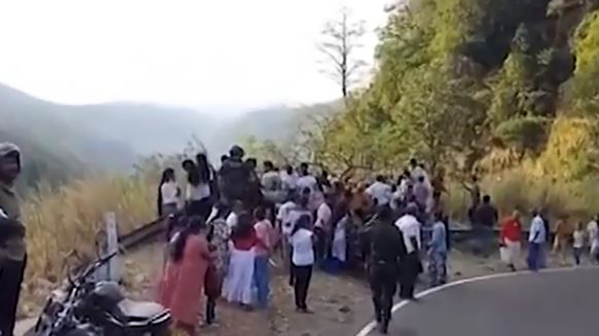 Autobus precipita in un burrone, è tragedia: bilancio pesantissimo