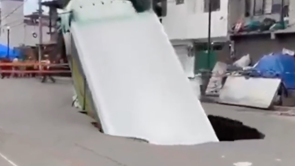 Camion inghiottito da una voragine in strada: precipita per 8 metri (VIDEO) Camion inghiottito da una voragine in strada: precipita per 8 metri (VIDEO)