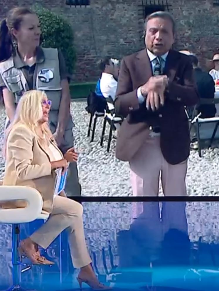 "Se iniziamo cosi me ne vado", Chiambretti in imbarazzo per la battuta di Venier a Domenica In
