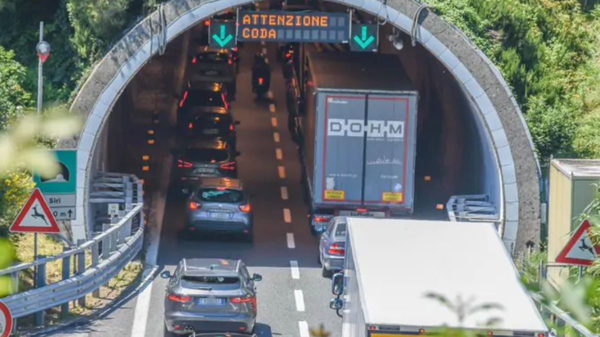 Incidente in galleria, coinvolti un autobus, 4 camion e 2 auto: tutto bloccato
