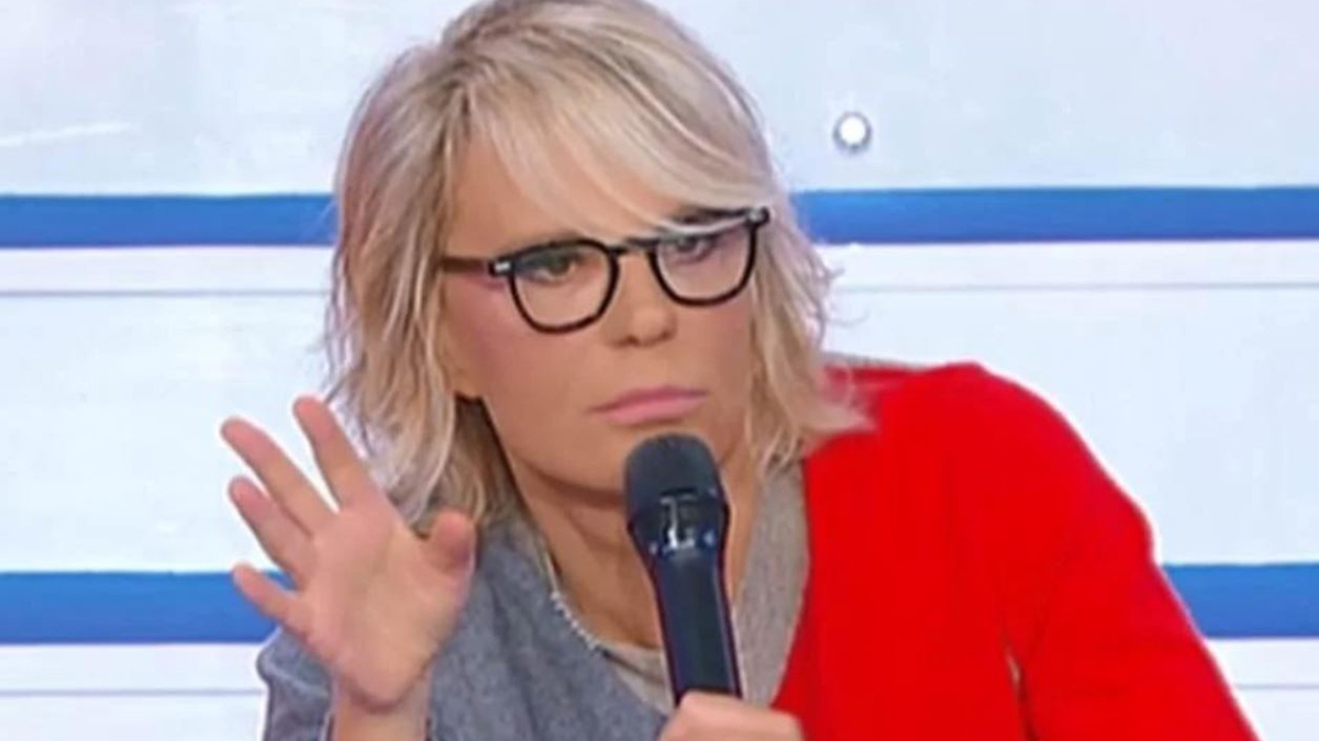 beccato cos236 scandalo a uomini e donne maria caccia il tronista al suo debutto