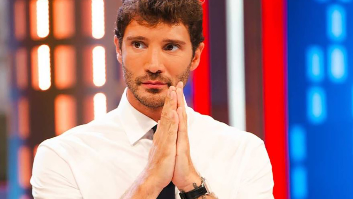 Stefano De Martino rapinato con il trucco dello specchietto: cos’è e come difendersi Stefano De Martino rapinato con il trucco dello specchietto: cos’è e come difendersi