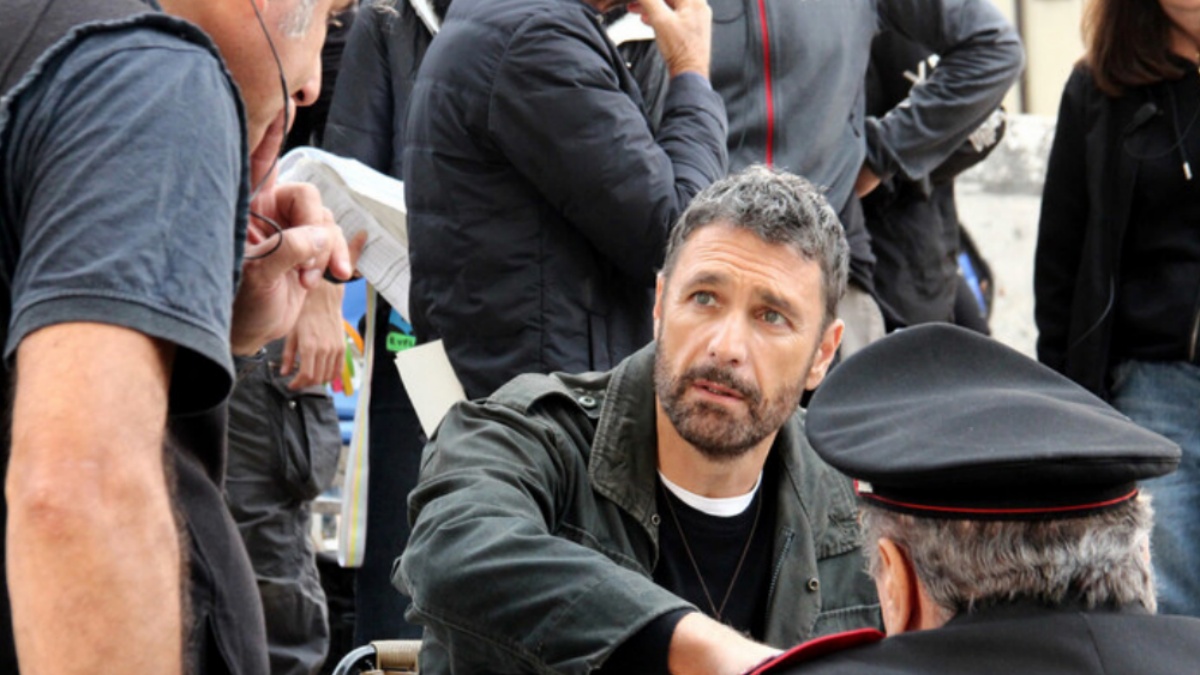 don matteo le prime foto dal set a portare scompiglio arriva la famosa conduttrice tv