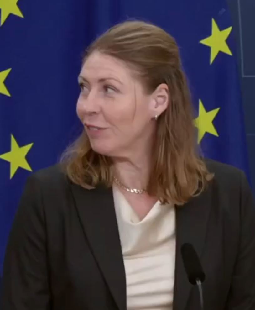 Eslisabet Lann, ministra della Salute