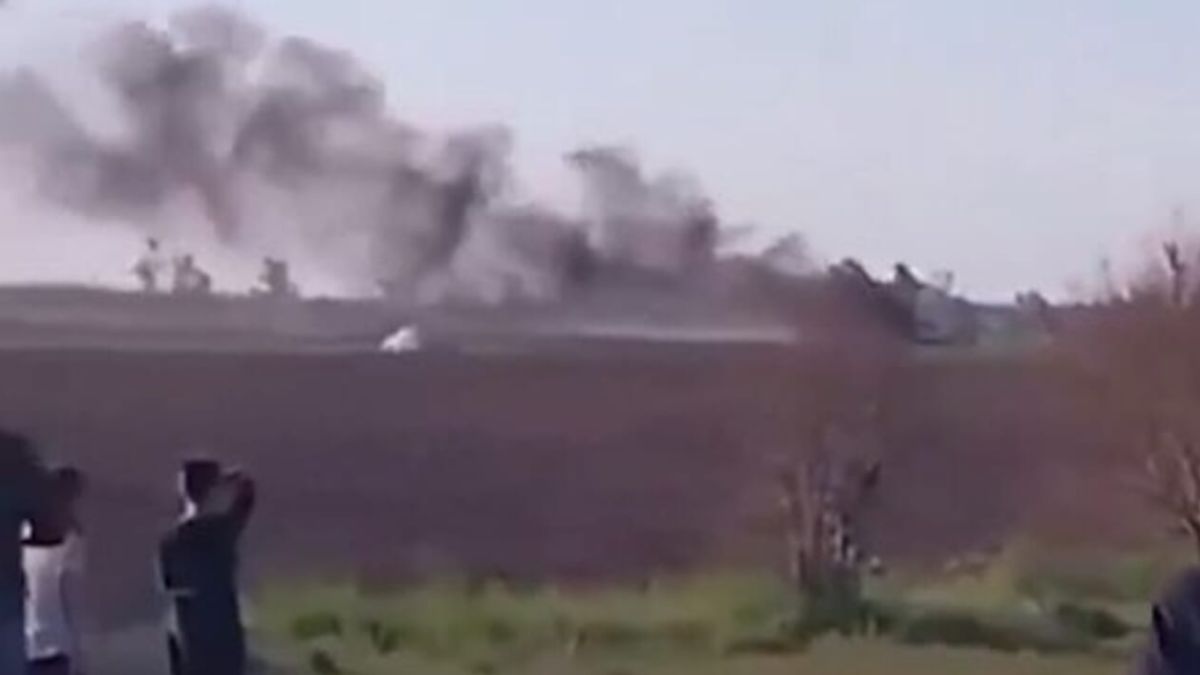 aereo si schianta al suolo durante lo show prende fuoco dopo la caduta in picchiata video