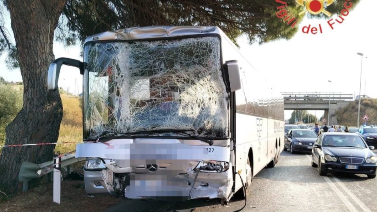 incidente spaventoso tra autobus a bordo centinaia di studenti
