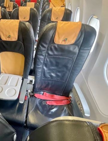 Paura sull’aereo per Roma, forte turbolenza in volo: passeggeri sballottati