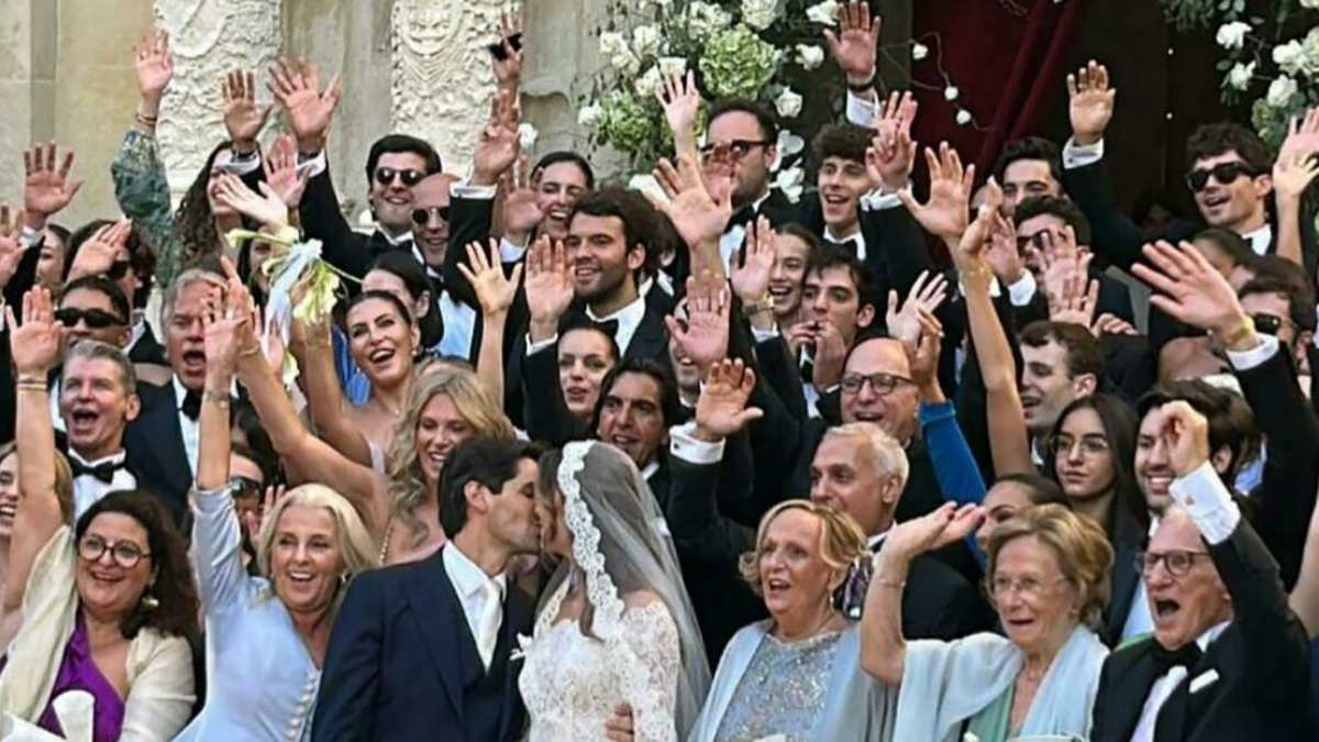 “Si sono sposati”. Nozze blindatissime per la coppia vip: invitati famosi e bagno di folla “Si sono sposati”. Nozze blindatissime per la coppia vip: invitati famosi e bagno di folla