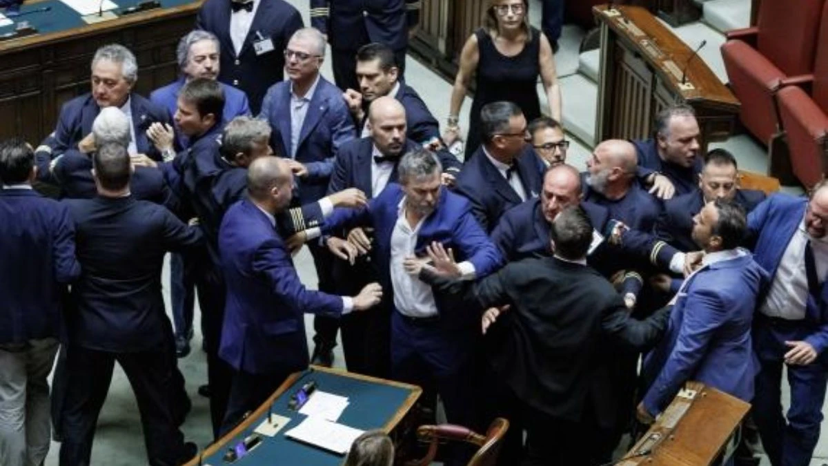Caos alla camera, scoppia la rissa tra deputati: cos’é successo