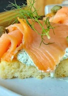 Richiamo alimentare, salmone affumicato ritirato dai supermercati per presenza di listeria: i lotti