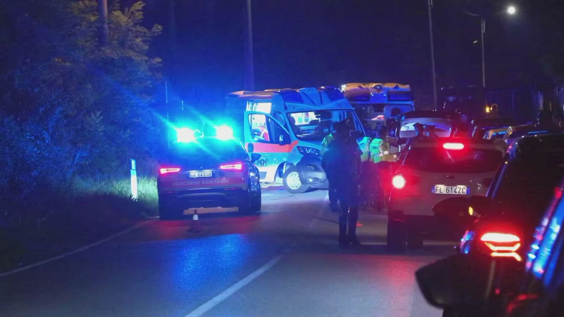 terribile schianto due ragazze travolte e uccise a bordo strada andavano alla festa del paese