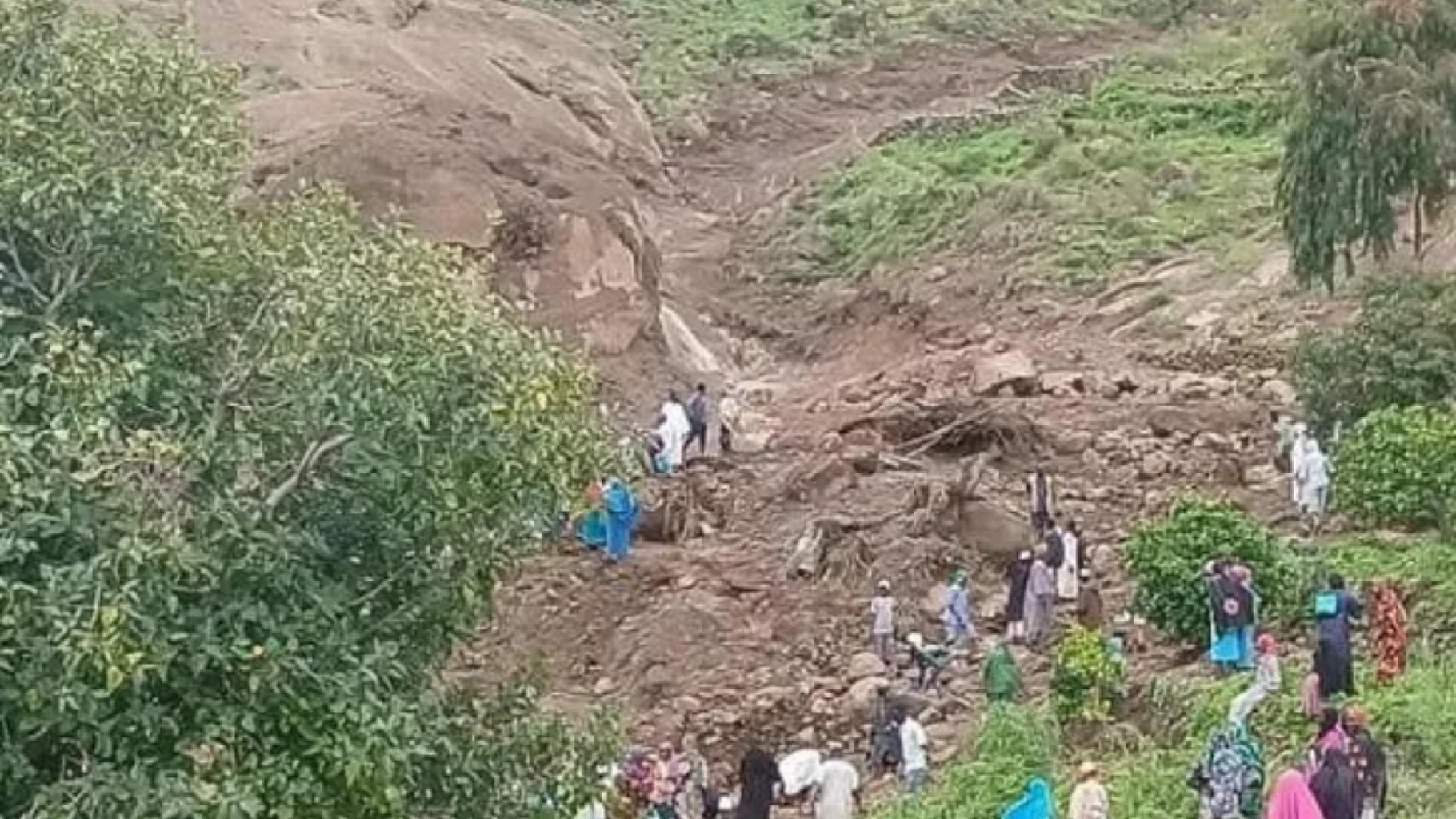 frana devastante oltre mille morti un solo sopravvissuto