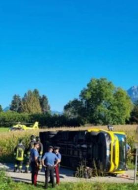 Frontale spaventoso, si ribalta uno scuolabus a Udine