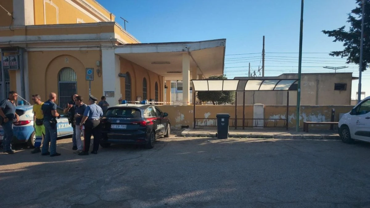 Tragedia in stazione, finisce sotto a un treno: “Aveva ammazzato un maresciallo” Tragedia in stazione, finisce sotto a un treno: “Aveva ammazzato un maresciallo”