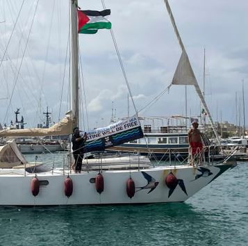 Flotilla sotto attacco, esplosioni improvvise e gas: cos’è successo (VIDEO)