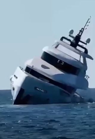 Yacht di lusso affonda 15 minuti dopo il varo, sconvolgente: chi c’era a bordo (VIDEO)