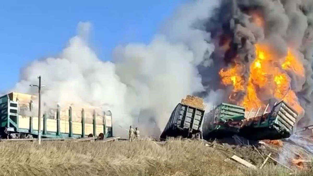 treno si schianta contro un camion vagoni un fiamme inferno di fuoco