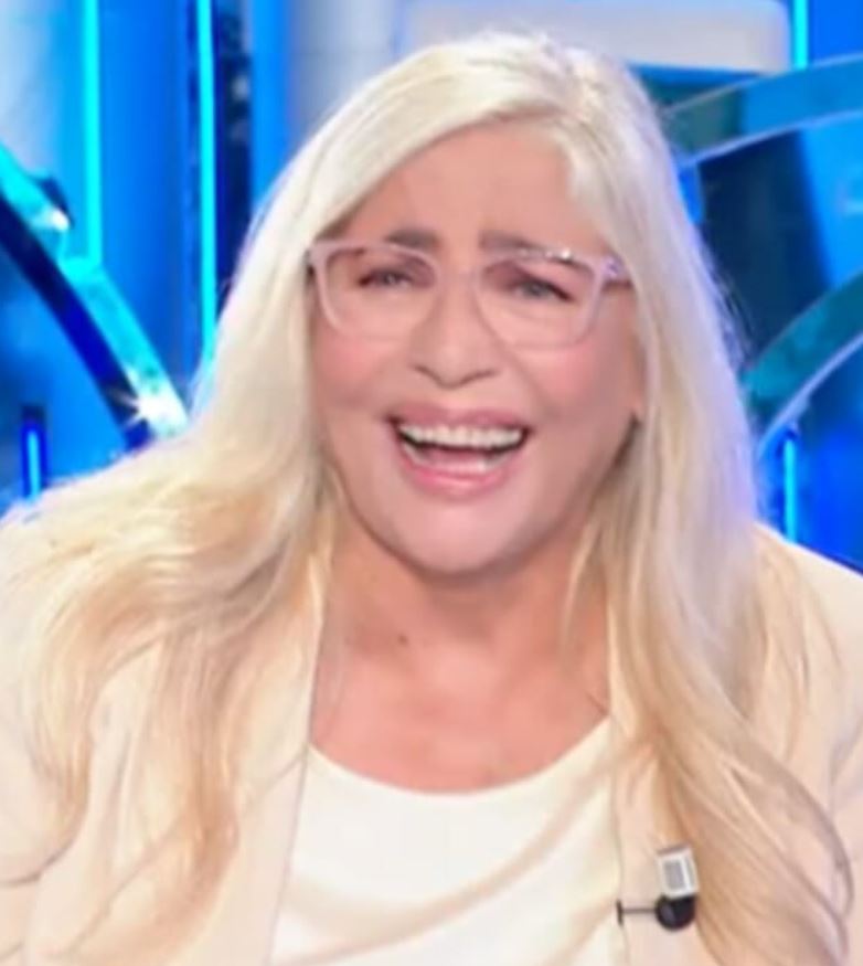 "Se iniziamo cosi me ne vado", Chiambretti in imbarazzo per la battuta di Venier a Domenica In