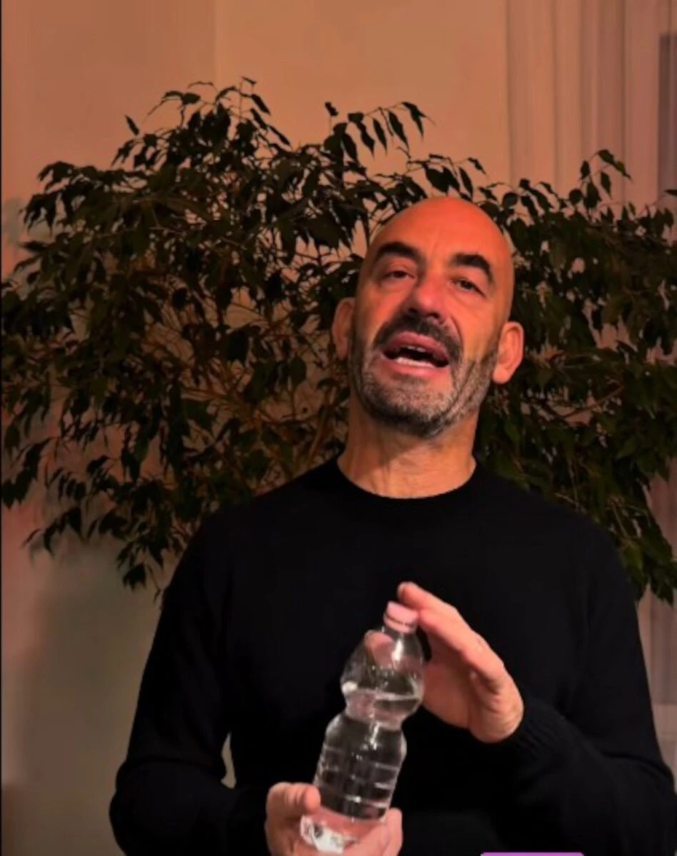 Bottiglia di plastica con acqua su sfondo chiaro