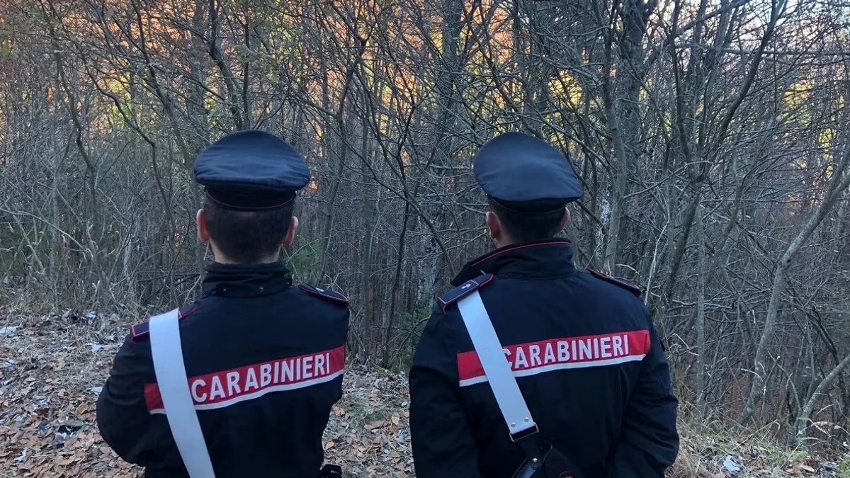 Interno del rudere, condizioni abitative dei bambini nel Vastese