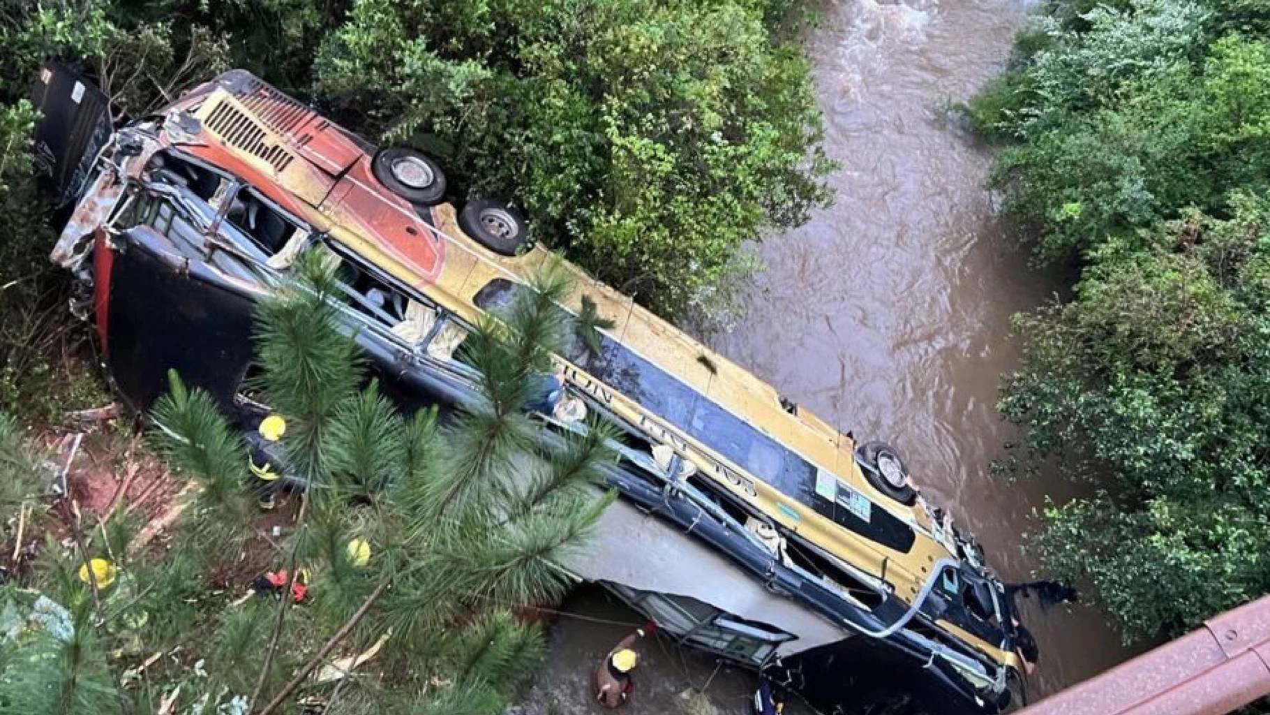 Tragedia infinita, autobus precipita dal ponte: morti e feriti Tragedia infinita, autobus precipita dal ponte: morti e feriti