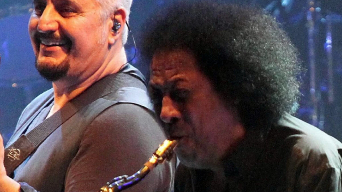 Ritratto di James Senese, celebre sassofonista napoletano, in concerto