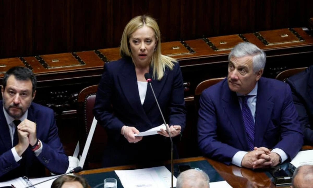 Ritratto di Meloni, Salvini e Tajani durante una conferenza stampa