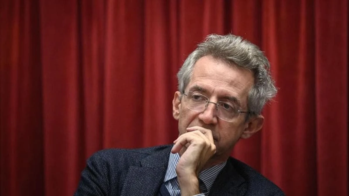 Gaetano Manfredi incontra i cittadini durante un evento pubblico a Napoli