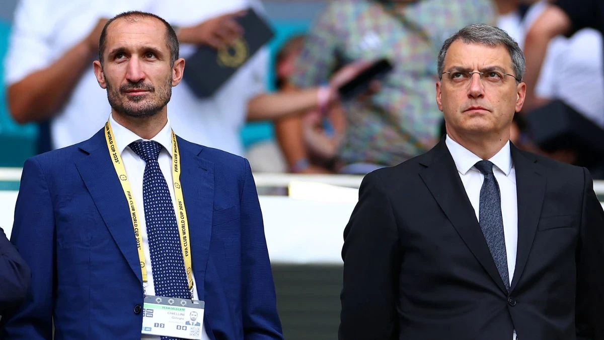 Giorgio Chiellini e un dirigente della Juventus in un confronto acceso