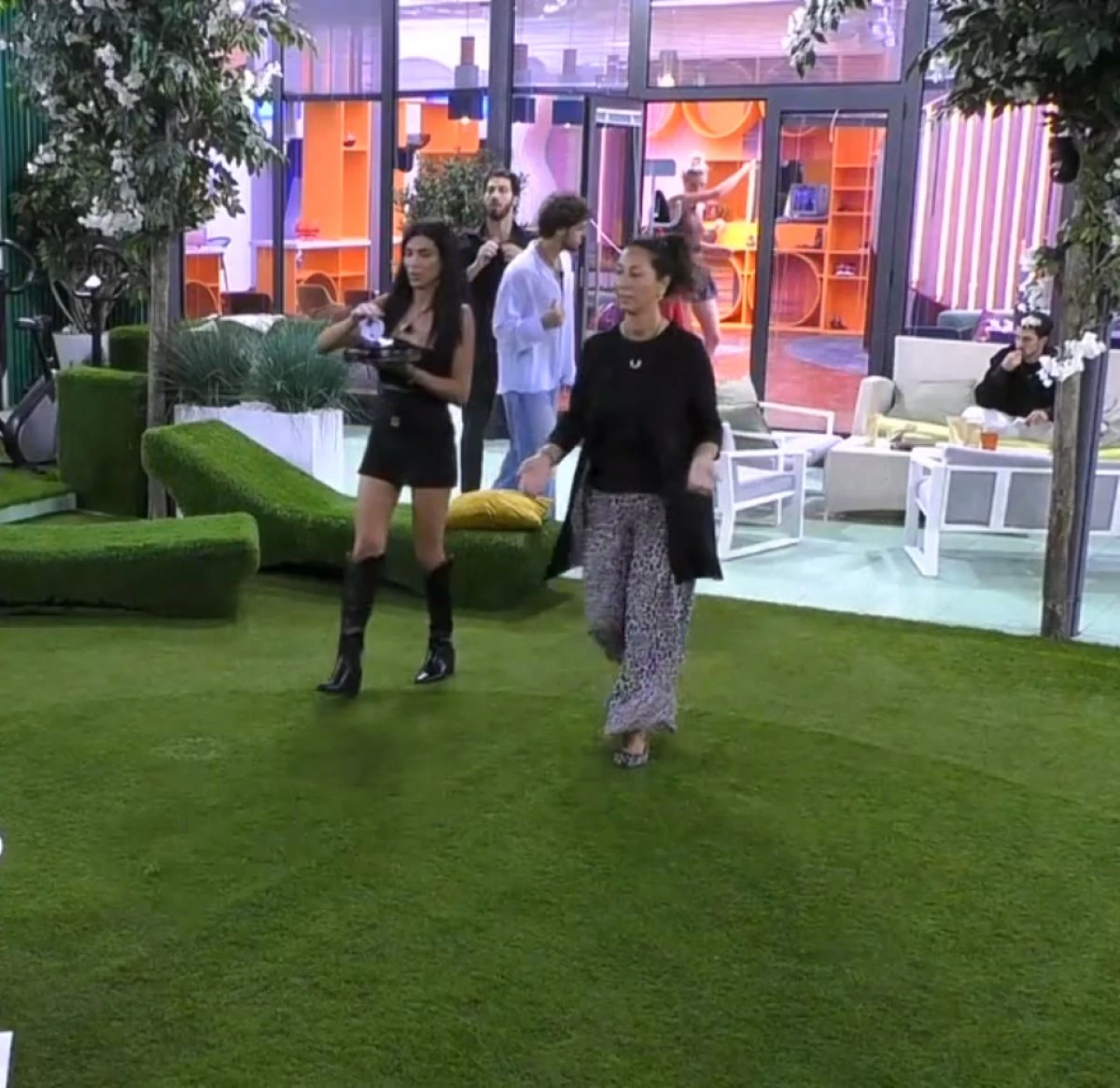 Concorrenti Grande Fratello edizione 2025 in posa nella casa