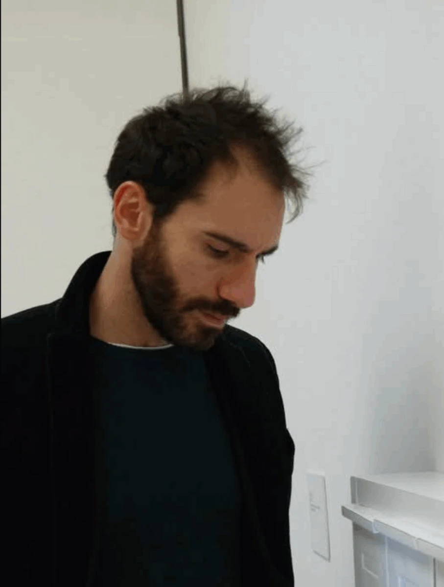 Diego Sepe in primo piano, intenso e riflessivo