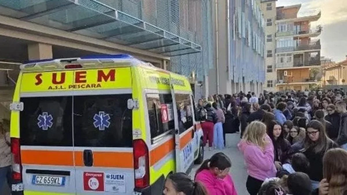 Malori nel liceo italiano, studenti in fuga nelle strade. Evacuazione totale: il panico in un istante Malori nel liceo italiano, studenti in fuga nelle strade. Evacuazione totale: il panico in un istante