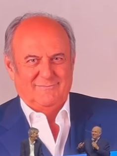 Gerry Scotti nonno tris: l'annuncio a sorpresa sul palco. Tutti i dettagli sulla nipotina