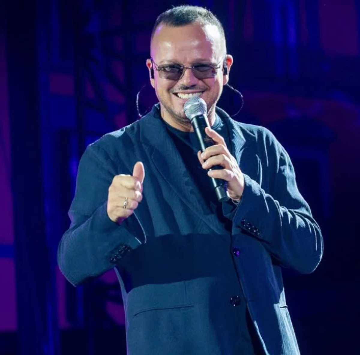 Gigi D'Alessio sorridente nuovo giudice Mediaset