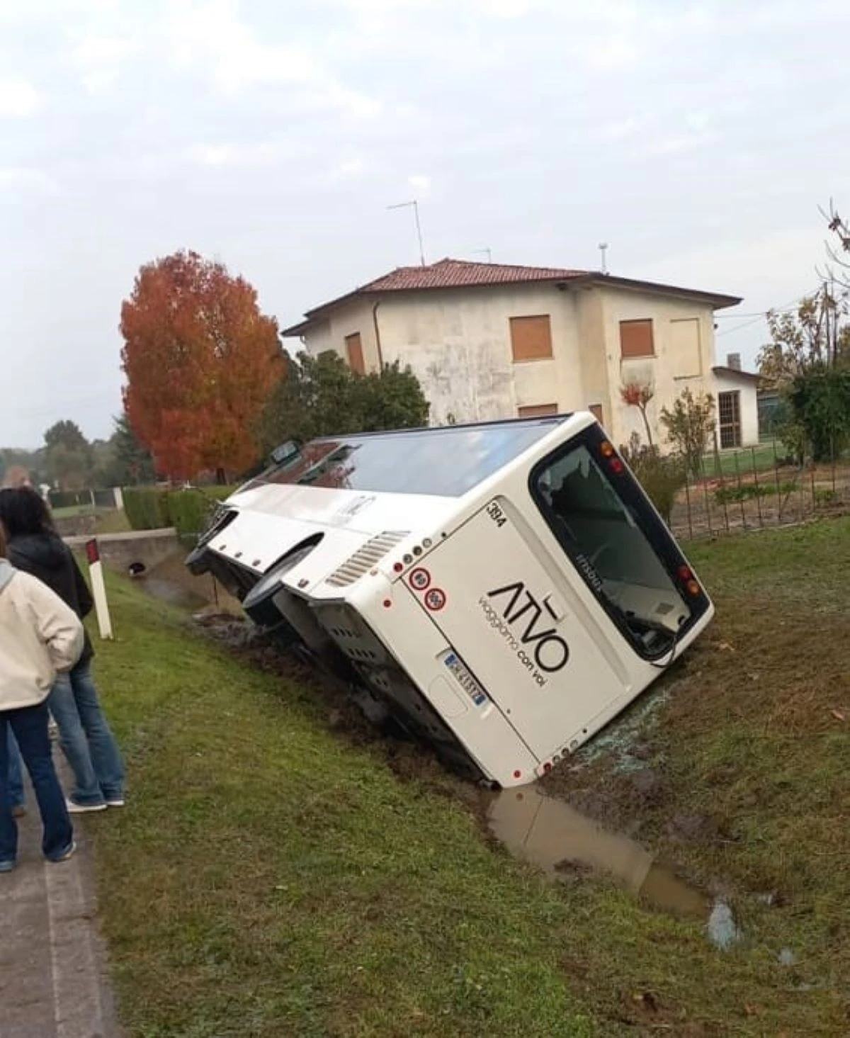 Autobus ribaltato coinvolto nell'incidente con studenti a bordo