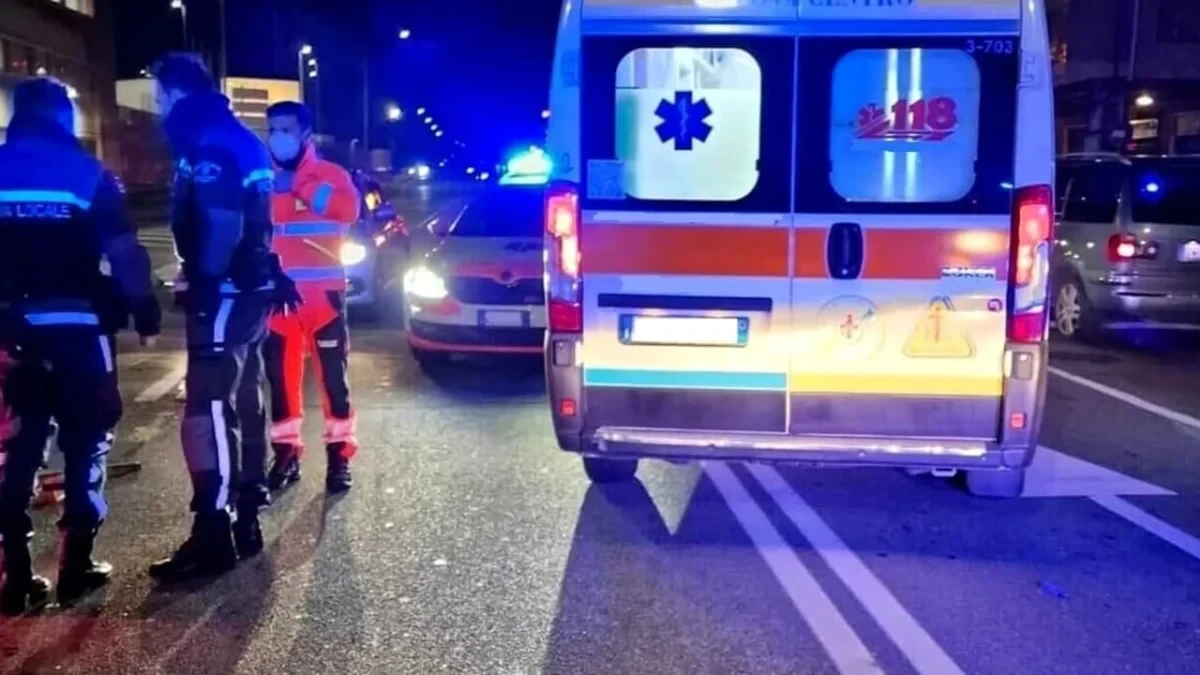 Polizia locale e ambulanza sul luogo dell'incidente notturno a Roma