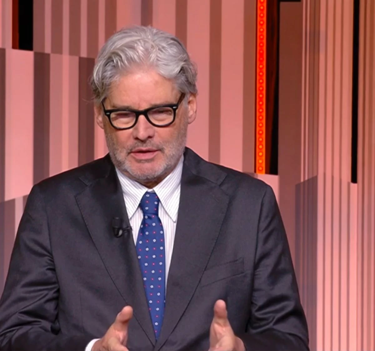 Primo piano di Paolo Del Debbio durante lo sfogo in trasmissione a Dritto e Rovescio