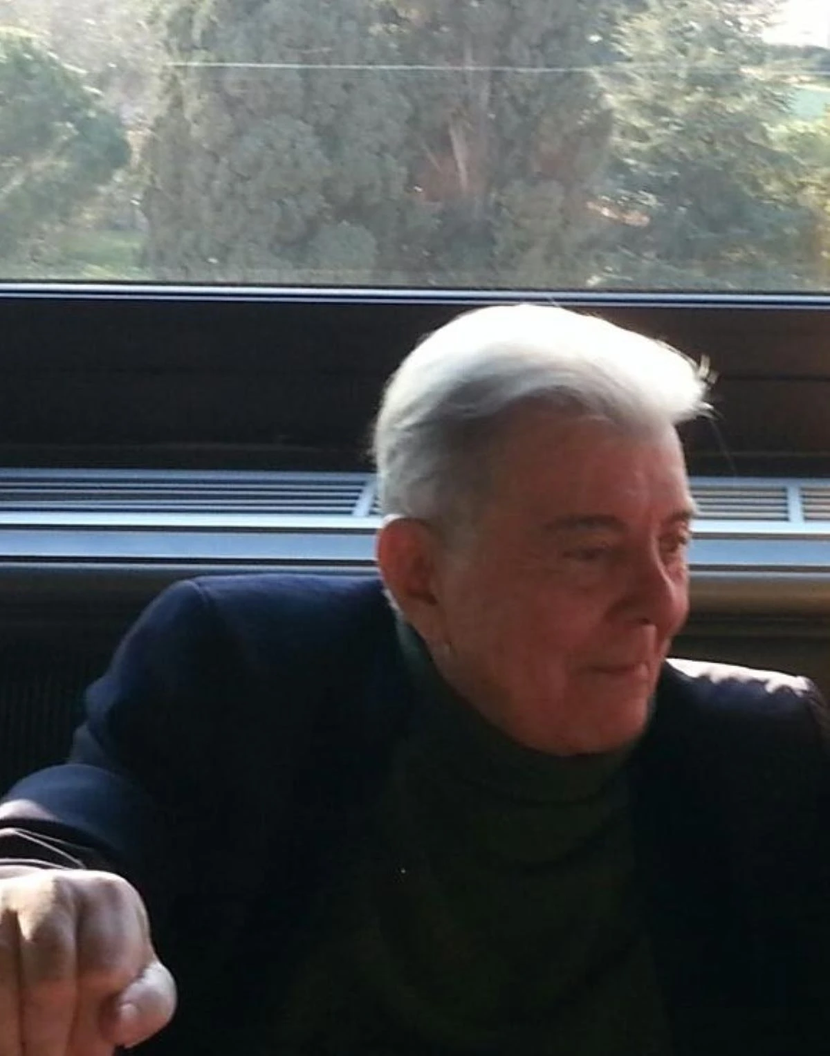 Ritratto del giornalista scomparso, simbolo del giornalismo italiano