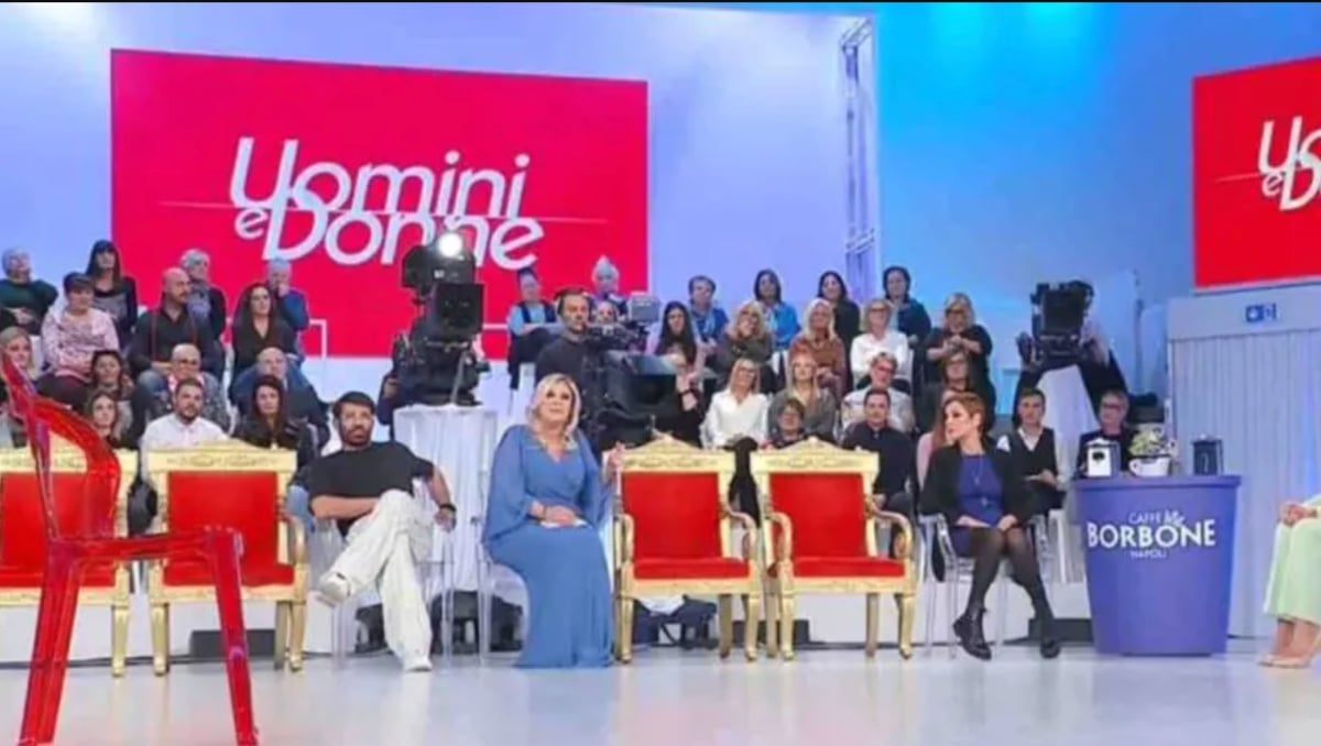 Uomini e Donne, la dama prende a sberle il cavaliere: lo spoiler che infiamma