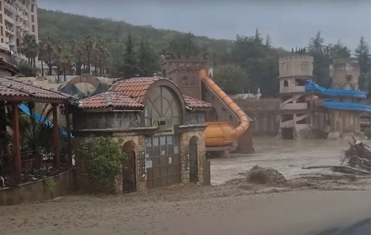 Alluvione mostruosa, straripa il fiume: sommersi hotel e abitazioni (VIDEO)