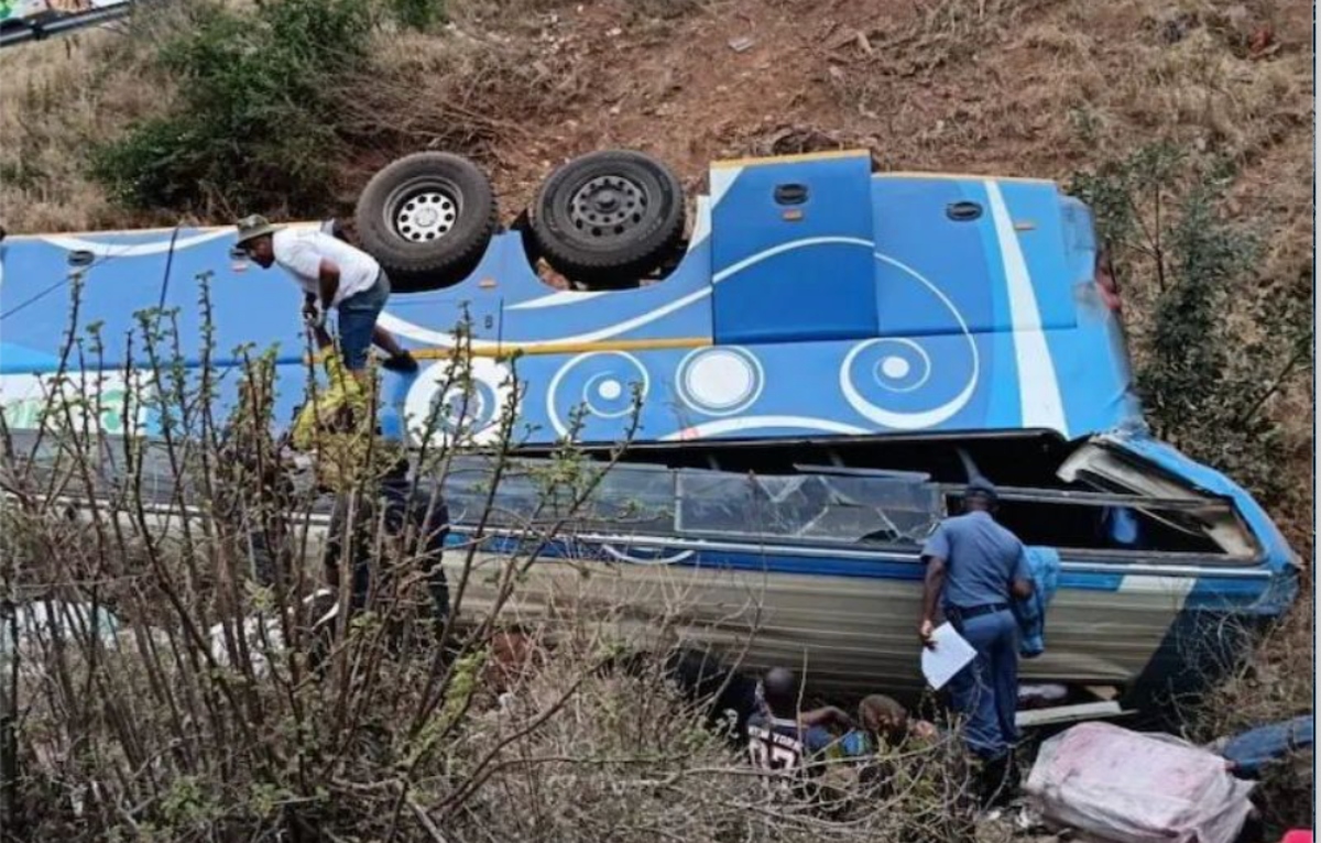 Bus esce di strada e precipita nel vuoto: decine di vittime