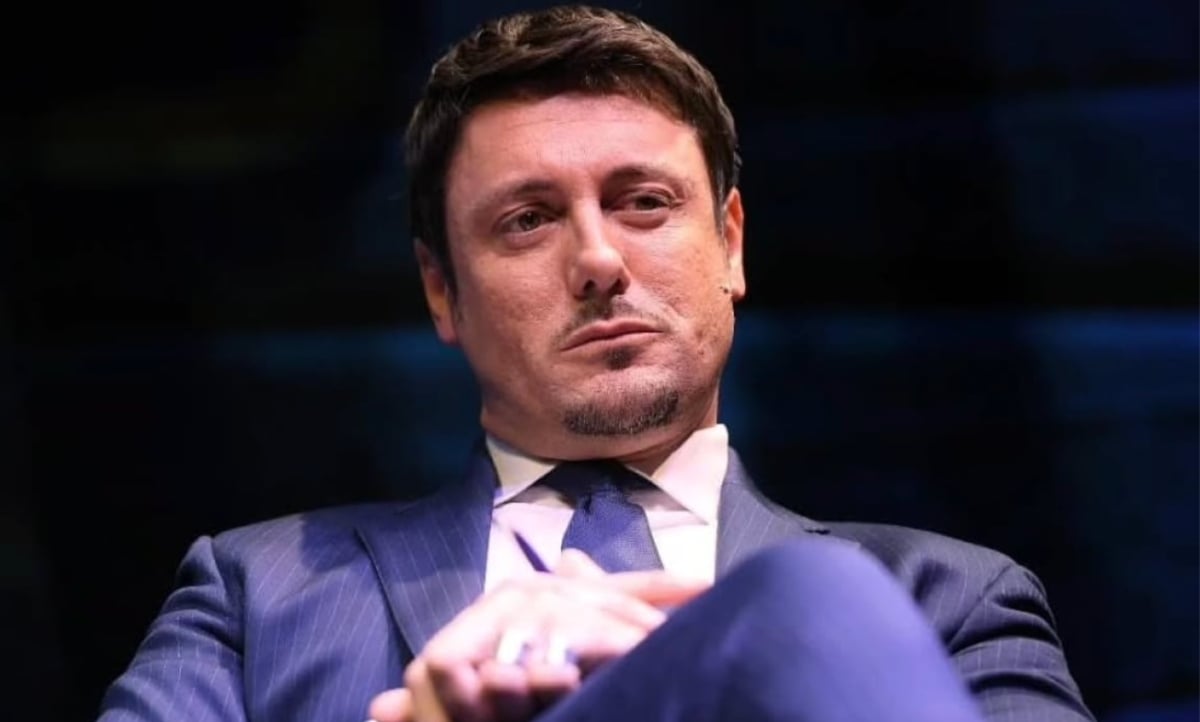 “Ancora insisti?”. Giambruno show: prima sbrocca con un giornalista, poi si commuove per Meloni “Ancora insisti?”. Giambruno show: prima sbrocca con un giornalista, poi si commuove per Meloni
