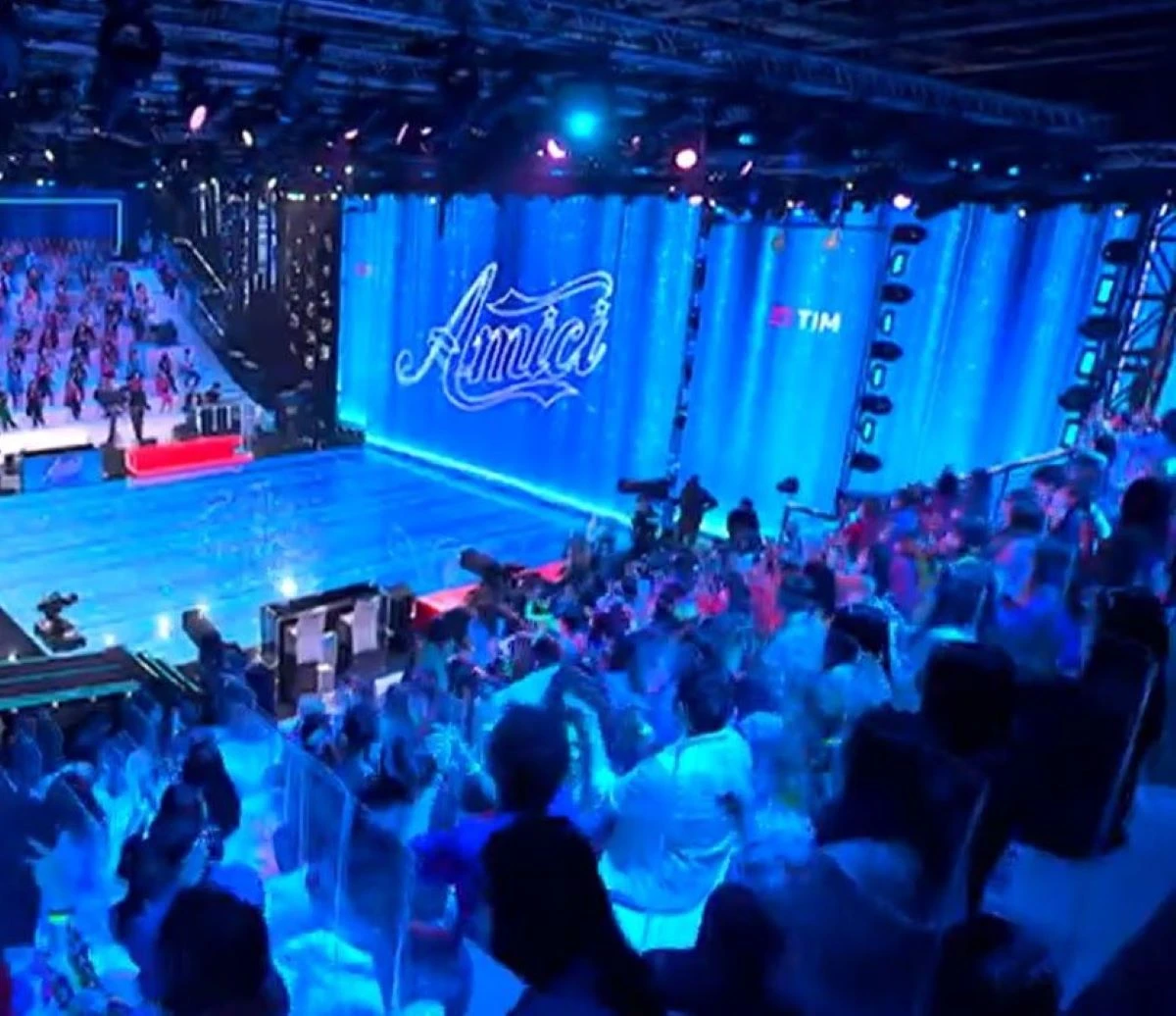 Il Serale di Amici pronto per l'arrivo di Gigi D'Alessio