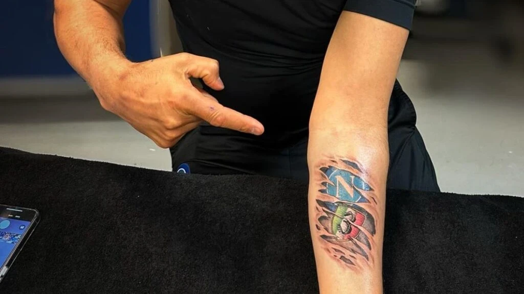 Il tatuaggio tricolore di Luciano Spalletti, simbolo della vittoria dello scudetto con il Napoli